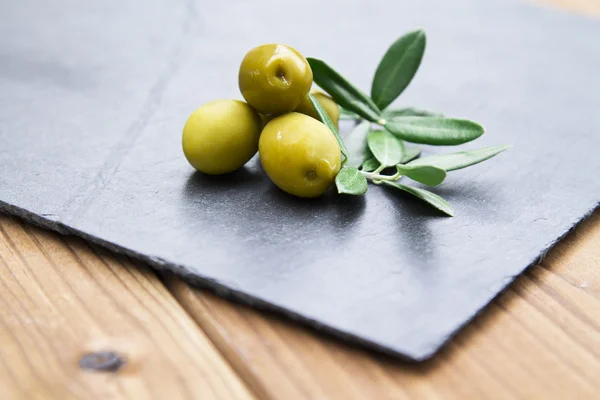 Olives and oil — Stock Photo, Image