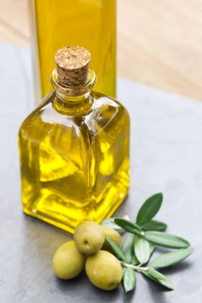 Bottiglia di olio d'oliva — Foto Stock