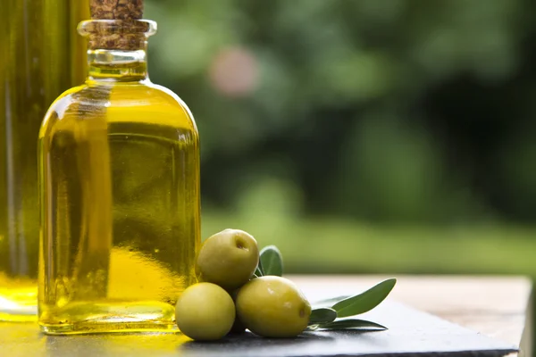 Sabrosas aceitunas y aceite de oliva —  Fotos de Stock