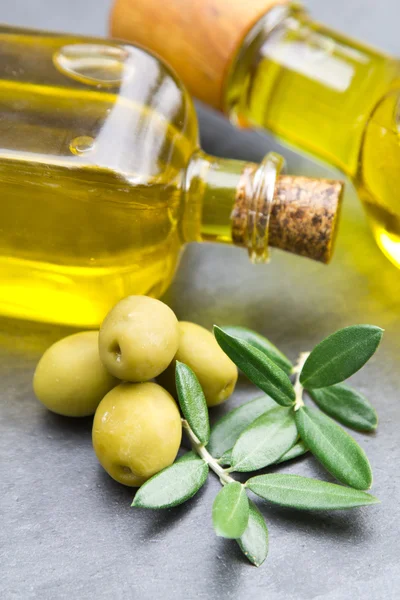 Sabrosas aceitunas y aceite de oliva —  Fotos de Stock