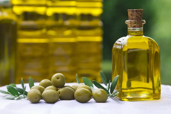 Olives and olive oil — Stock Photo, Image