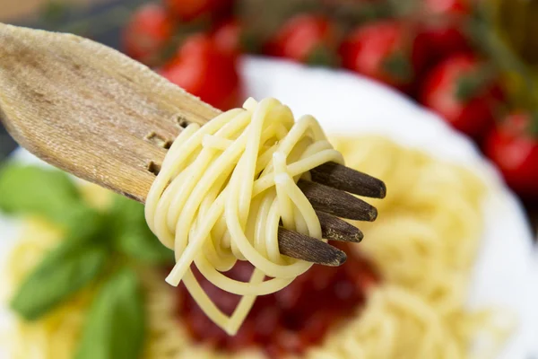 Garfo com espaguete, tomate — Fotografia de Stock