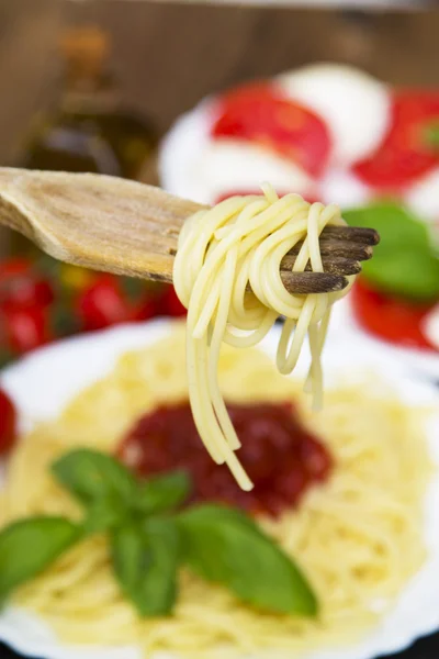 Garfo com espaguete, tomate — Fotografia de Stock