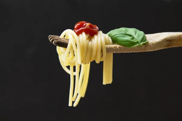 Gabel mit Spaghetti, Tomaten — Stockfoto