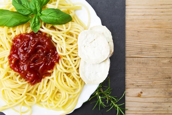 Espaguete com tomate e manjericão de madeira — Fotografia de Stock