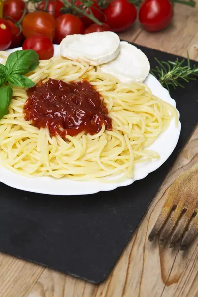 Spaghetti with tomato and basil wooden — Stock Photo, Image