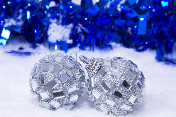 Christmas ball med snö isolerade — Stockfoto