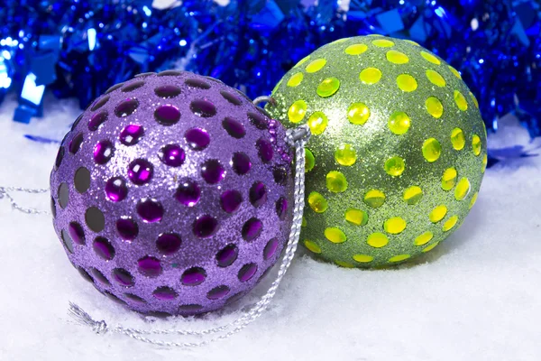 Palla di Natale con neve isolata — Foto Stock