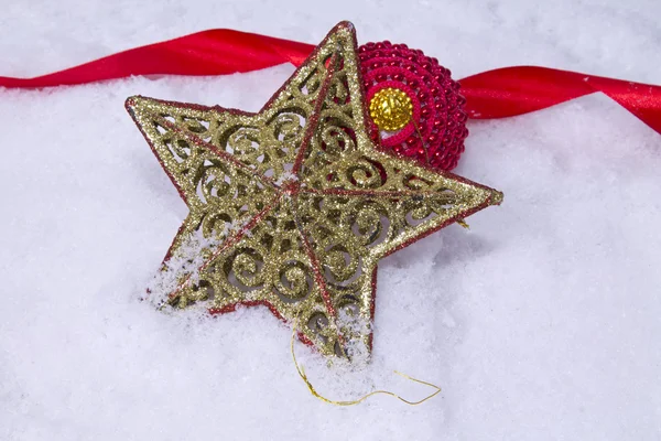 Julgranskulor i snön isolerade — Stockfoto