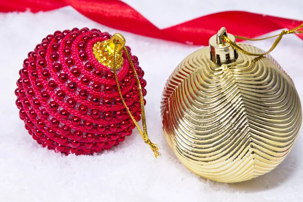 Kerstballen in de sneeuw geïsoleerd — Stockfoto