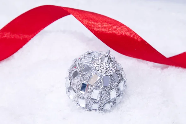 Bolas de Navidad en la nieve aislada — Foto de Stock