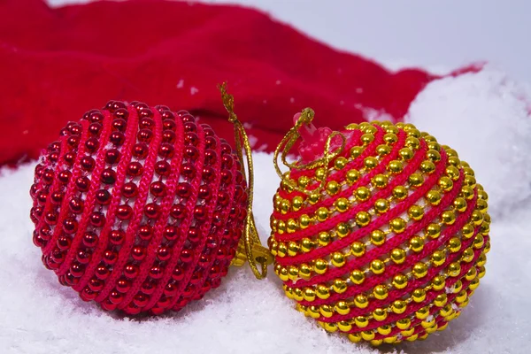 Ornements de Noël dans la neige — Photo