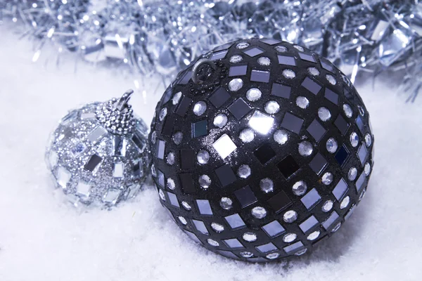 Boules de Noël dans la neige isolées — Photo