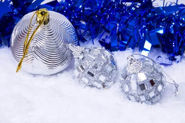 Boules de Noël dans la neige isolées — Photo