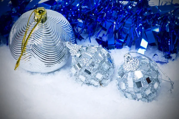 Boules de Noël dans la neige isolées — Photo