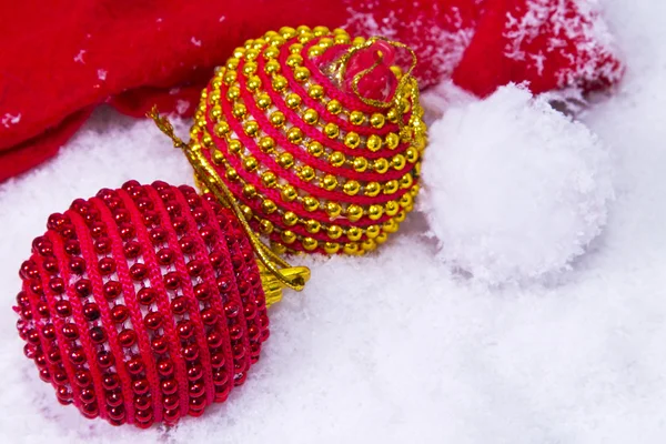 Bolas de Natal na neve isolada — Fotografia de Stock