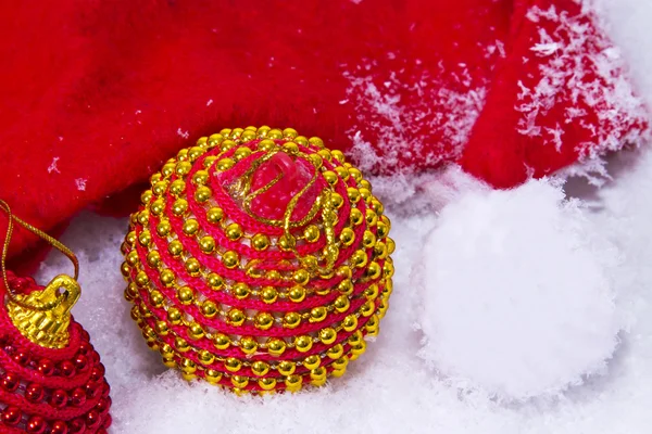 Kerstballen in de sneeuw geïsoleerd — Stockfoto