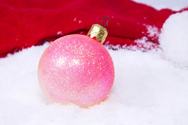 Palle di Natale nella neve isolata — Foto Stock