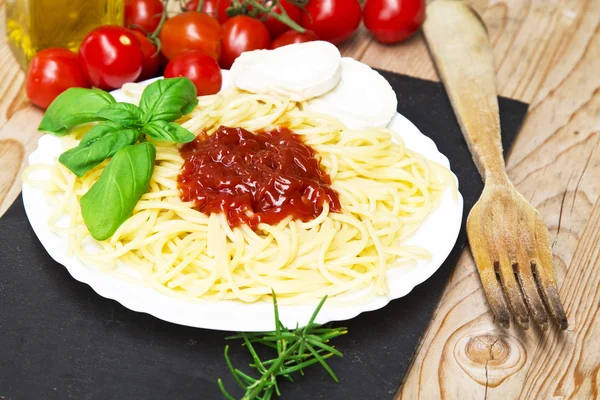 Esparguete com tomate — Fotografia de Stock