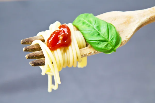 Spaghetti mit Tomaten — Stockfoto