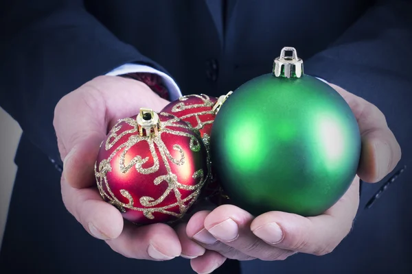 Zakenman met kleur kerstballen — Stockfoto