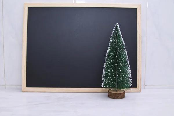Skiffer och greenchristmas träd — Stockfoto