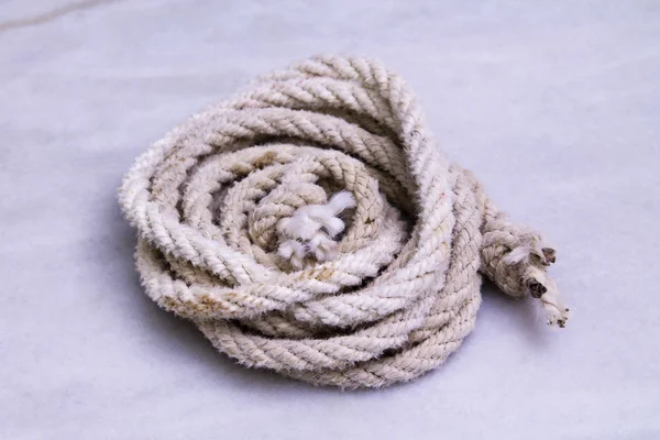 WhiteKnotted rope on board — Stock Photo, Image