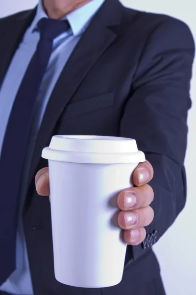 Бизнесмен с чашкой кофе — стоковое фото