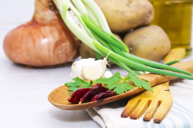 Tahta kaşık ve çatal masada maydanoz ile