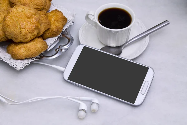 Cep telefonu ve Kahvaltı — Stok fotoğraf