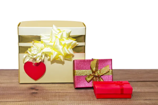 Yelow cadeau wit hart label — Stockfoto