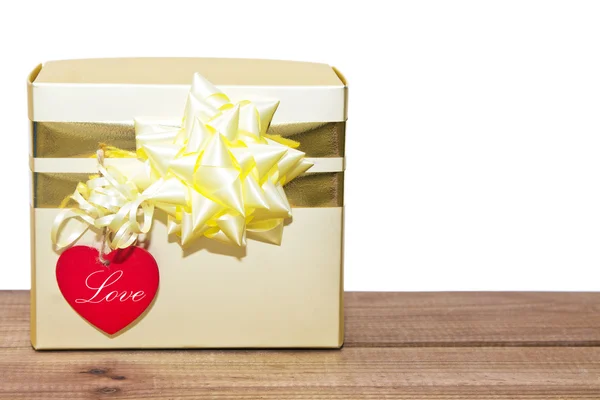 Yelow cadeau wit hart label — Stockfoto