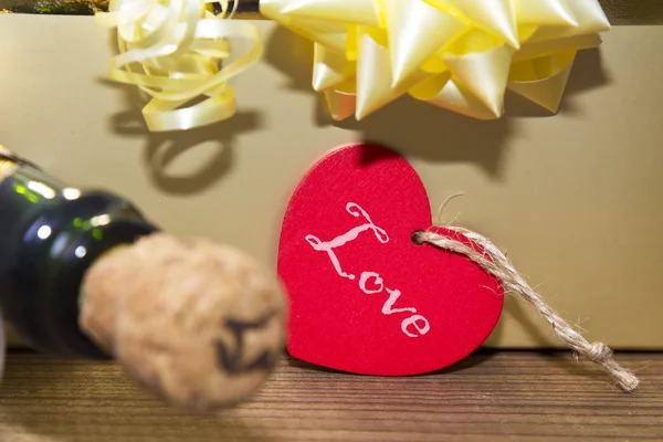Cajas de regalo con champán y etiqueta de corazón — Foto de Stock