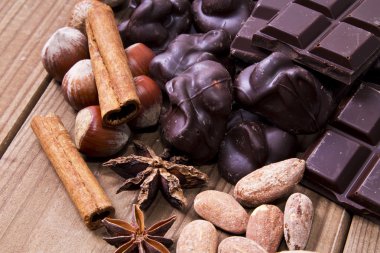 Anason ve tarçın ile çikolata