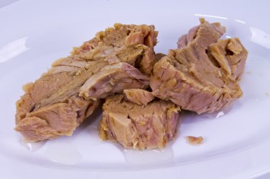 parsrsley çanak üzerinde lezzetli ton balığı