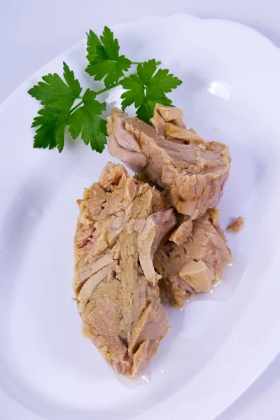 El atún sabroso con el perejil al plato — Foto de Stock