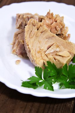 parsrsley çanak üzerinde lezzetli ton balığı