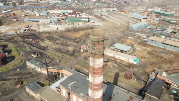 Вид с воздуха. Трубы бросают дым в небо на закате . — стоковое видео