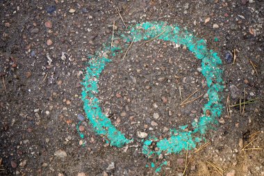 Hasarlı yol yüzeyinin asfaltı.