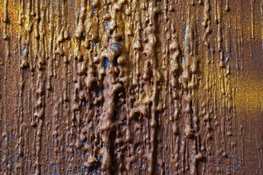 Eski duvara mum damlaları