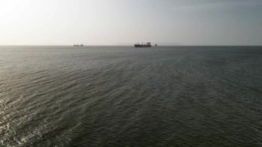 İHA uçuşu. Vladivostok, deniz, güneşli gün, Tokorev