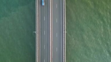 Hava ileri Vladivostok kostal şehir scaspe alçak su köprüsü mavi deniz üzerinde.