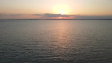 Renkli ve altın renkli bir günbatımının havadan çekimini yap..