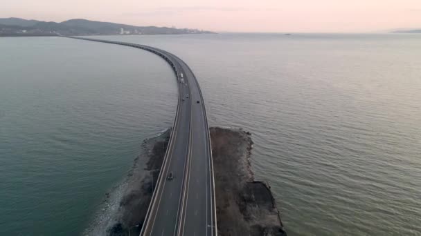 Vladivostok costal cityscaspe laagwater brug over de blauwe zee. — Stockvideo