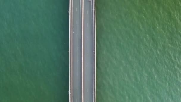 Przednie przednie miasto nadbrzeżne Władywostok Most niskowodny przez błękitne morze. — Wideo stockowe