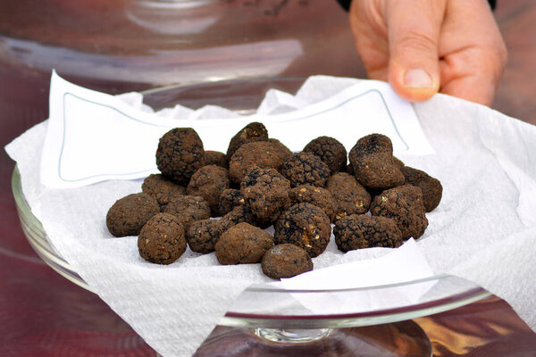 Группа черных трюфелей на итальянском рынке.