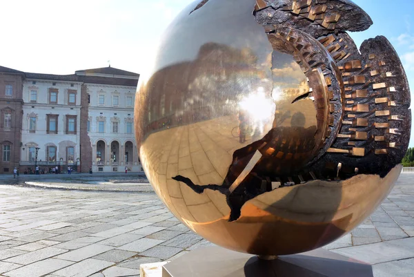 Venaria Piemont Włochy Rzeźba Arnaldo Pomodoro Shere Sphere Dziedzińcu Reggia — Zdjęcie stockowe