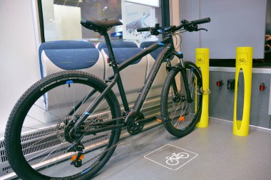 Milan, Lombardia, İtalya - 10-03-2019-Expoferroviaria Fuar alanı bir tren vagonunda bisiklet taşımaya adanmıştır.