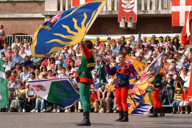 Asti, Piedmont, İtalya -09 / 20 / 2015 - Palio bayrak atıcıları, tarihi geçit alayı ve Palio eyersiz at yarışının geleneksel Ortaçağ kökenli ve sergisi.