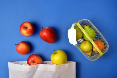 Plastik paketlerde ve yeniden kullanılabilir kumaş torbalarda alınan meyvelerin ayrıntıları